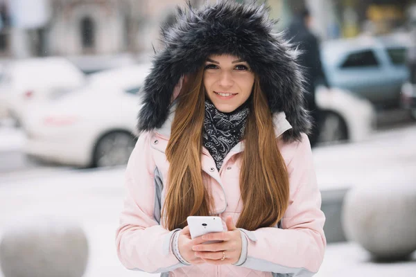 Jonge Vrouw Met Behulp Van Slimme Telefoon Mobiel Apparaat Besneeuwde — Stockfoto
