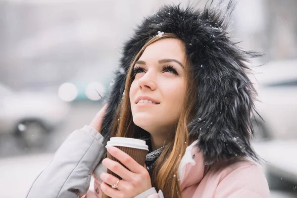 Jonge Vrouw Met Papier Koffiekopje Drinken Warme Drank Winter — Stockfoto