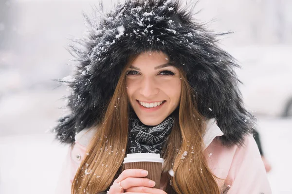 Jonge Vrouw Met Papier Koffiekopje Drinken Warme Drank Winter — Stockfoto