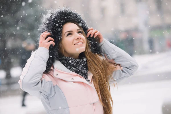 Gelukkig Jonge Vrouw Geniet Van Winterse Besneeuwde Dag — Stockfoto