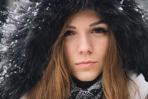 Close Portret Vrouwelijke Gezicht Besneeuwde Winter — Stockfoto