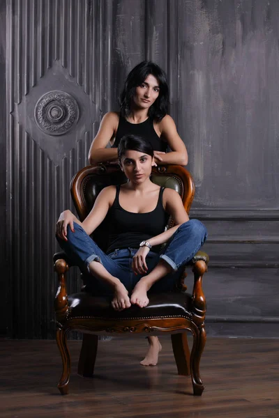 Retrato Estudio Dos Hermanas Silla — Foto de Stock