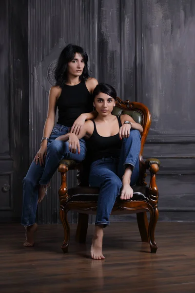 Retrato Estudio Dos Hermanas Silla — Foto de Stock