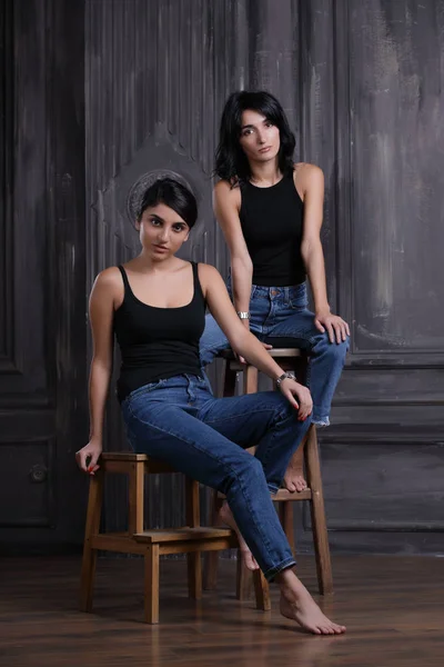 Studioporträt Zweier Schwestern Auf Stuhl — Stockfoto