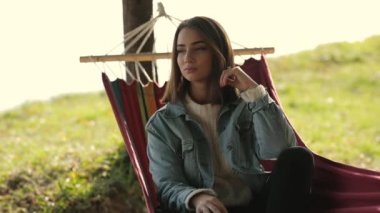 Ağır çekim Kadın yatarken hamak River, sonbahar günü dinlenme