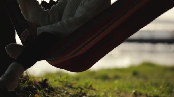 Femme Mouvement Lent Reposant Dans Hamac Silhouette Fille Balançant — Video