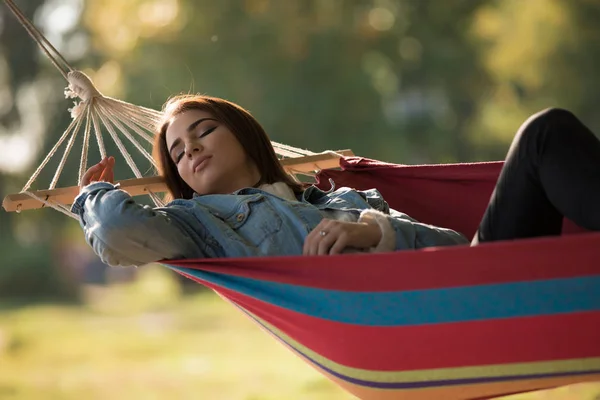 女性のハンモックに横たわって休んで秋の晴れた日 — ストック写真