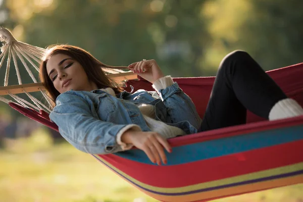 女性のハンモックに横たわって休んで秋の晴れた日 — ストック写真