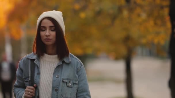 Mujer Caminando Por Calle Día Otoño Árboles Amarillos Alrededor Cámara — Vídeos de Stock