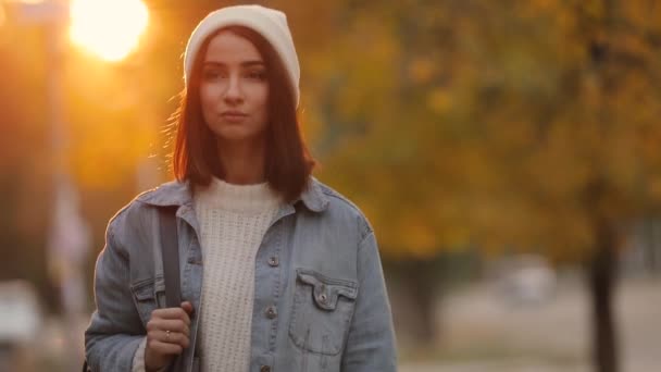 Mujer Caminando Por Calle Día Otoño Árboles Amarillos Alrededor Cámara — Vídeos de Stock