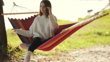 Hamakta, dinlenme ağır çekim Kadın sonbahar günü hafta sonu zevk