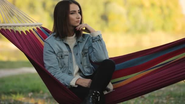 Frau Zeitlupe Sitzt Hängematte Und Genießt Das Wochenende Des Herbsttages — Stockvideo