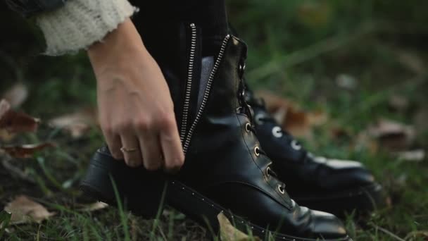 Frau Schnallt Reißverschluss Stiefeln Zieht Schuhe Aus — Stockvideo