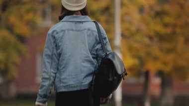 Arka görünümü kadın şehre sonbahar günü sokak yürüyüş