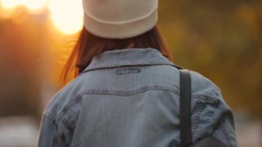Arka görünümü kadın şehre sonbahar günü sokak yürüyüş