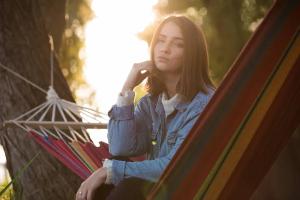 Vrouw Rust Zit Hangmat Genietend Van Herfstdag — Stockfoto