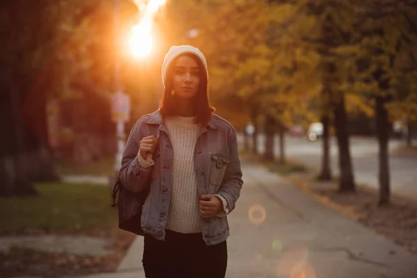 Mujer Caminando Por Calle Día Otoño Árboles Amarillos Alrededor Sol —  Fotos de Stock