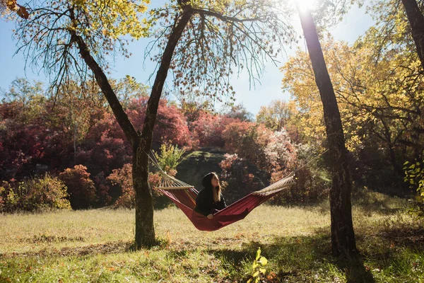 Женщина Отдыхает Гамаке Золотой Осенний День — стоковое фото