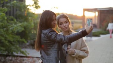 Selfie fotoğrafta beldesinde dinlenme happy iki kadın arkadaşlar