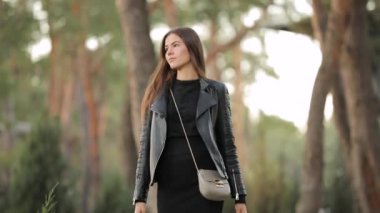 Çam ormanı içinde sonbahar temiz hava zevk resort sokak boyunca yürüyen kadın