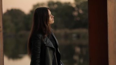 Sakinlik, sakin sahne, rahatlatıcı ve güneş battıktan sonra nehirde seyir kadın