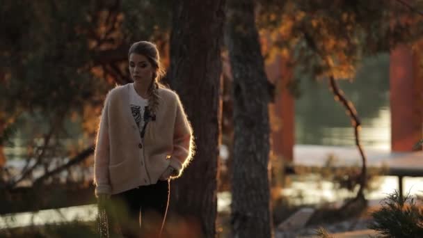 Woman walking along resort alley enjoying autumn fresh air — 图库视频影像