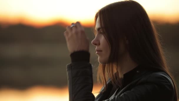 Ruhe, ruhige Szene, Frau blickt nach Sonnenuntergang auf Fluss — Stockvideo