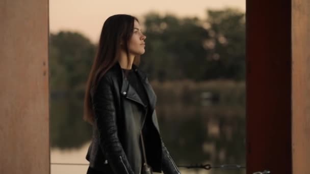 Calme, scène tranquille, femme relaxante et regardant la rivière après le coucher du soleil — Video