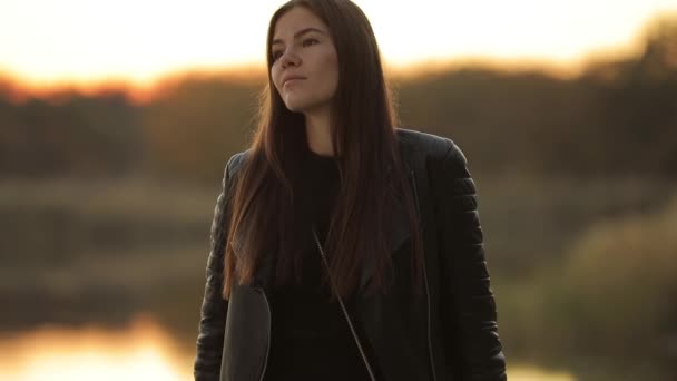 Calma, escena tranquila, mujer mirando el río después del atardecer — Vídeos de Stock