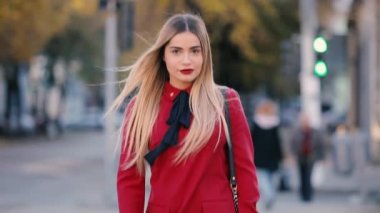 Seksi çekici modeli, sokak bana bakan boyunca yürüyüş kırmızı elbiseli Bayan