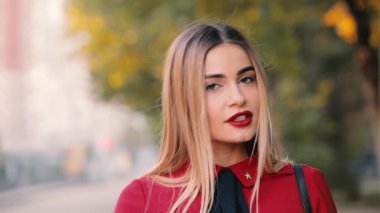 Model City gibi poz kırmızı elbiseli seksi Bayan