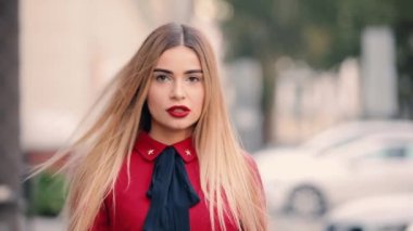 Şehirde, ağır çekim kadar güzel yapmak ile zarif kadın