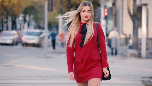 Señora en vestido rojo caminando por la calle de la ciudad — Vídeos de Stock