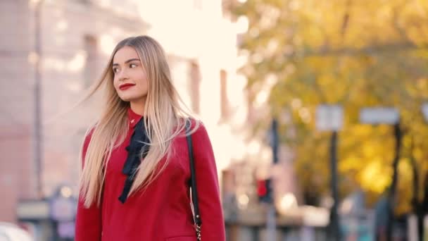 Señora en vestido rojo caminando por la calle, cámara lenta — Vídeo de stock