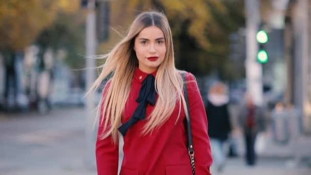 Sexy modelo atractiva, señora en vestido rojo caminando por la calle mirándome — Vídeos de Stock