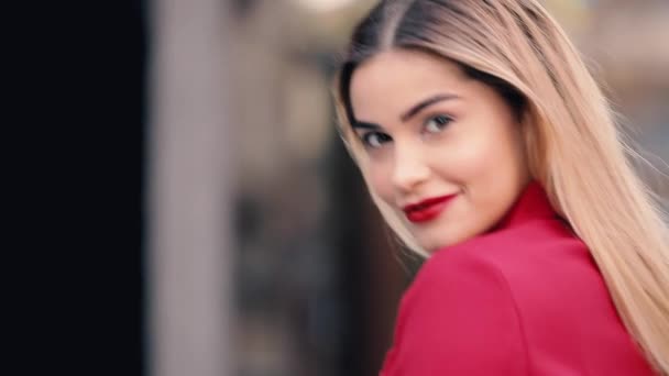 Élégante dame sexy en robe rouge posant comme un modèle avec des cheveux, au ralenti — Video