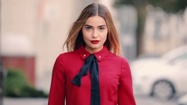 Мода шикарная модель с красивыми волосами ходьба в городе, замедленная съемка — стоковое видео