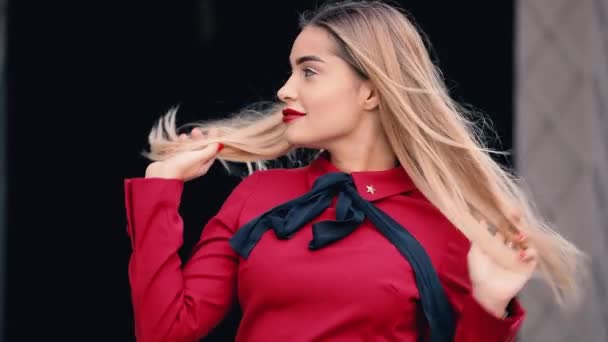 Senhora sexy elegante em vestido vermelho posando como modelo com cabelo — Vídeo de Stock