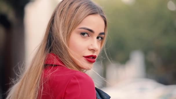 Elegante posh vrouw met mooie make-up poseren als model in stad, slow-motion — Stockvideo