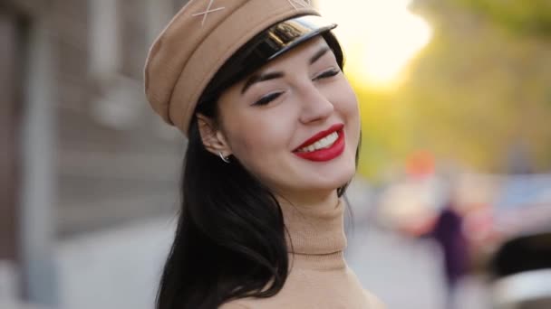 華やかな赤い唇のバイザー付きの帽子でポーズをとるモデル — ストック動画