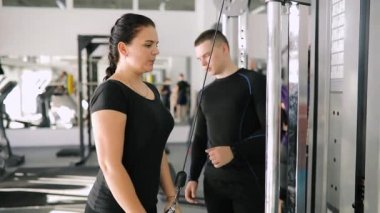 Kişisel fitness antrenörü denetim acemi spor kadın o egzersiz sırasında spor salonunda