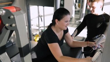 Kişisel spor hocası acemi spor kadın spor salonunda düzeltir