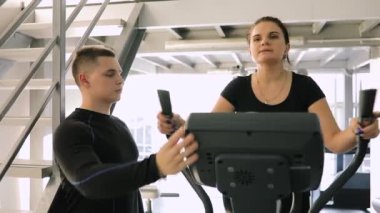 Genç fitness eğitmeni koçluk acemi kadın o kardiyo egzersiz yaparak süre