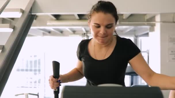 Sportanfängerin beim intensiven Cardio-Training im Fitnessstudio — Stockvideo