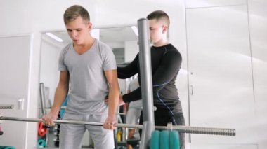 Yapmak pazı exercice acemi adam için kişisel fitness eğitmeni düzeltir
