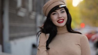 Kırmızı dudaklar şapka gülümseyen seksi kadınla