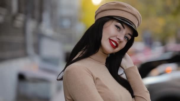Σέξι γυναίκα με κόκκινα χείλη χαμογελώντας με το καπέλο — Αρχείο Βίντεο