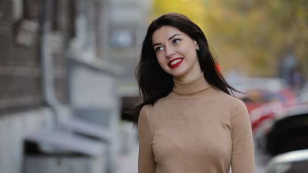 Söt fashionabla kvinna promenader och hatt — Stockvideo