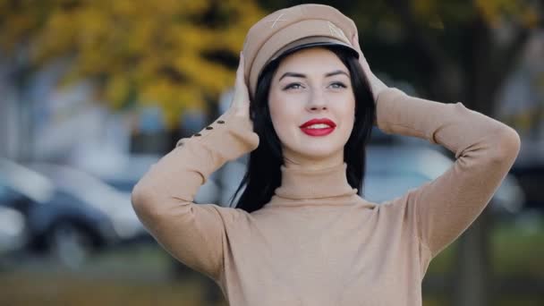 Leuke vrouw genieten van herfstdag kleden hoed — Stockvideo