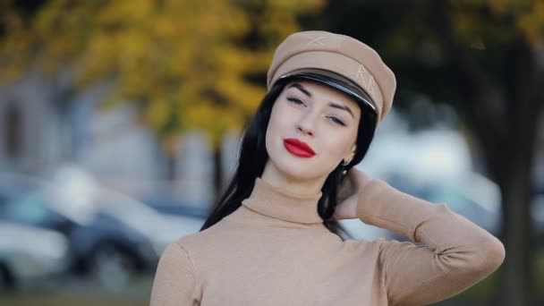 Ładna kobieta w kapeluszu, dotykając włosów, jesienny dzień — Wideo stockowe